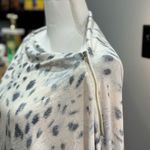 Kaileigh Cream  Shoulder Zipper Detail Knit Top Size M NWT Photo 4