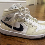 Nike  Air Jordan 1 Mid Photo 2