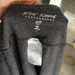 Betsey Johnson  Performance Capri Leggings w Cutouts on side EUC Gray Photo 2