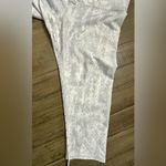 Alo Yoga  High-Waist Airbrush Capri Crop Leggings - Medium - Vapor Python Photo 6