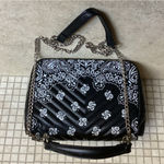 🩵NWT🩵 BANDANA PRINT FAUX LEATHER LOOK CROSS BODY/CLUTCH PURSE 9”x7”W/CHAIN STRAP Black Photo 2