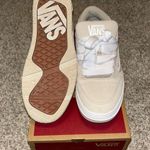 Vans  Hylane Size 7 Photo 1