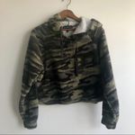 Derek Heart Camo cropped fleece hoodie size large Photo 1
