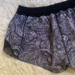 Lululemon Hotty Hot Short
Mini Antique Paisley White Black / Black Size 8 Photo 4