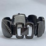 Womens 29mm Quartz analog watch black tone dial bracelet size 7” runs Photo 3