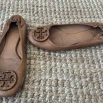 Tory Burch Reva Tumbled Royal Tan Logo Ballet Flats Size 9.5 Photo 2