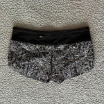 Lululemon Women’s Black White Speed Up Low Rise Lined Short size 8 EUC Rare Photo 1