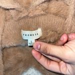 Prómesa Fuzzy Tan Sleeveless Crop Top Photo 3