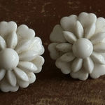 None Vintage white glass cluster flower clip on earrings Photo 0
