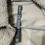 Vuori  NWT Sycamore Sherpa Shirt Jacket Women’s XS Dark Salt Snap Front Cropped Photo 11