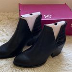 SO NWT

 Barb Women's Ankle Boots Photo 3