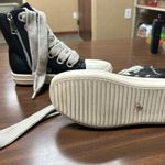 Sneakers Size 40 women’s hi Top sneakers, zipper side wore one time really cool Black Photo 2