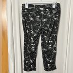 Athleta Black and Gray Patterned Capri Leggings Size Medium Photo 4