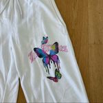Boohoo  - Butterfly Los Angeles Graphic Sweatpants Joggers in White Photo 1