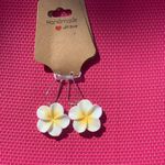 Handmade White Flower Dangle Earrings  Photo 1