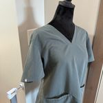 FIGS  Casma Three-Pocket Scrub Top Bonsai Green Medical FW1100 Women's Large Photo 4