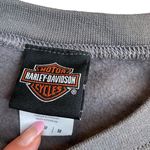 Harley Davidson Women’s M Crewneck Sweatshirt Gray Oconomowoc WI Dealership Logo Photo 1