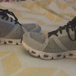 on cloud Running Shoes Photo 1