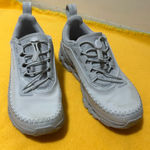 Women On cloud Athletic Shoes Size 6 Photo 0