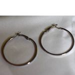 Source Unknown Vintage Silver Tone Flat Metal Everyday Casual 1.5" Hoop Boho Grunge Earrings Photo 1