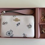 Coach Wristlet Dandelion Floral Print Photo 0