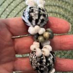 Pods & sea shells adorn this pretty black green & cream bracelet EUC Photo 3