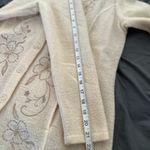 Classic Elements Vintage 90s Sz:M Petite  Cream Long floral Embroidered Sweater. Photo 4