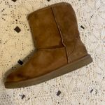 UGG Women’s  short classic boots size 6 chestnut tan light brown Good condition Photo 3