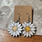 Handmade NWT  Wooden Painted Daisy Floral Dangle Earrings Photo 0