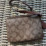Coach  Signature C Leather Wristlet‎ Photo 1