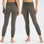 Vuori Daily Jogger Pants In Oregano Size Small Photo 1