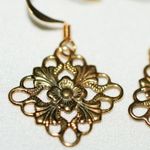 Source Unknown Fashionable Diamond Shape Filigree Gold Tone 1" Dangle Hook Y2K Earrings Photo 2