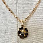 Gold tone dainty flower necklace Photo 0