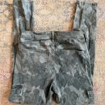 Old Navy Women’s Camouflage Skinny Stretchy Cargo Pants Photo 1