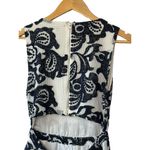 SUNCOO Paris Black & White Sleeveless V Photo 4
