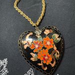 VINTAGE CLOISENNÉ HEART PENDANT BIG!!! ON GOLD TONE CHAIN. Excellent condition Black Photo 4