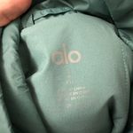 Alo Yoga  Latitude Light Weight 1/2 Zip Pullover Jacket Size Small in Winter Ivy Photo 3