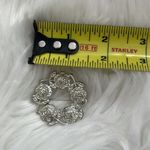 Silver tone roses wreath brooch Photo 3
