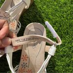 Baretraps  Taren women's wedge sandal in white  Size 7.5 Photo 4