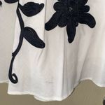 White skirt with black floral appliqué Photo 2