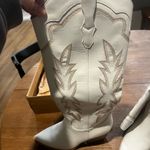 White knee high cowboy boots Size 9 Photo 2