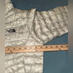 The North Face  Women's Light Gray Thermoball Puffer Jacket size M Photo 2