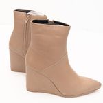 Seychelles . Only Girl Boot. Photo 10