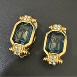 Vintage Unsigned Gold Tone Deep Teal Blue Emerald Cut Rhinestone Clip Earrings Photo 5