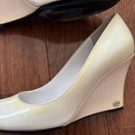 Gucci authentic Patent Leather ivory peep toe wedges size 7.5 Photo 6