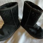 UGG Women’s 6 Black Stars Sheep Skin Fur Lined Classic Short 2 Comfy Comfy Boot Photo 6