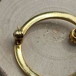 Source Unknown Vintage Gold-tone Circular Brooch with a Single Faux Pearl Accent Photo 4