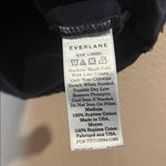 Everlane  Women’s Supima Cotton V Neck T Shirt Navy Blue Size Medium Made in USA Photo 4