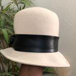 1960s Vintage Miss Lili Dallas USA Cream Mod Gogo Cloche Church Hat Cap 100% Wool Faux Leather Bow Old hollywood glam White Photo 2