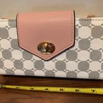 Luxie Collection Convertible crossbody wallet/wristlet Photo 5